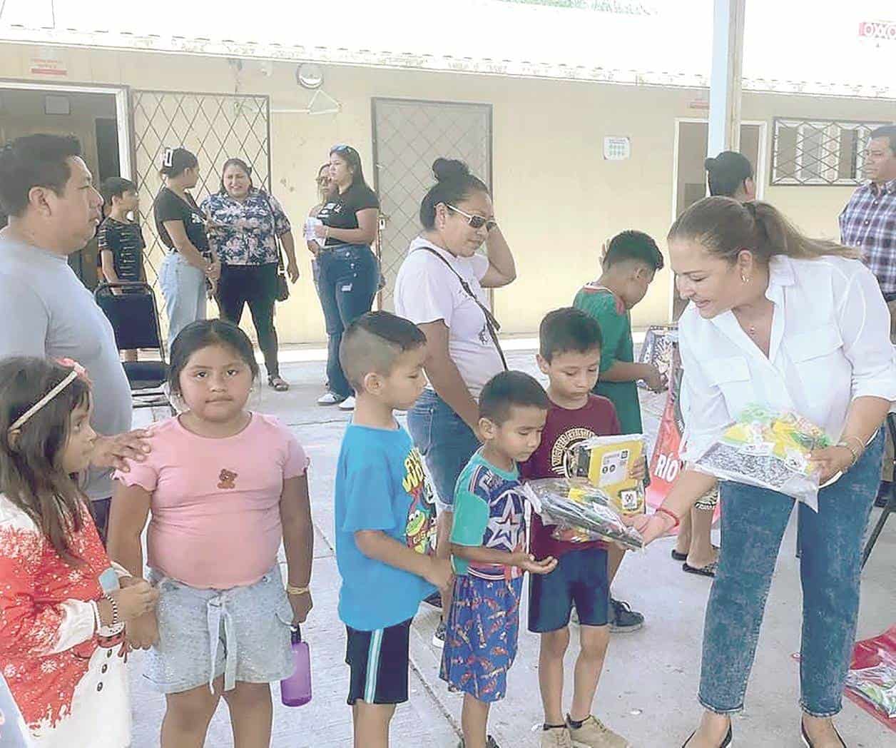 Apoyan a alumnos con útiles escolares