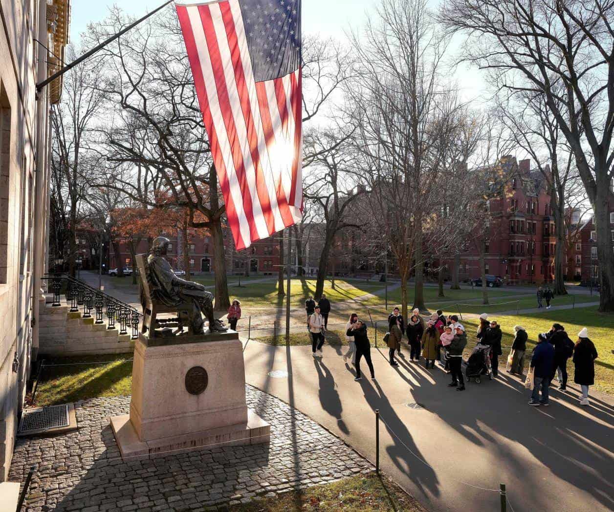 Tumban demanda de Trump contra Harvard