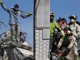 Días después del sismo en Colombia, tres sobrevivientes bajo losas