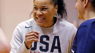 Generación pionera de mujeres entra al Salón de la Fama del Basquetbol