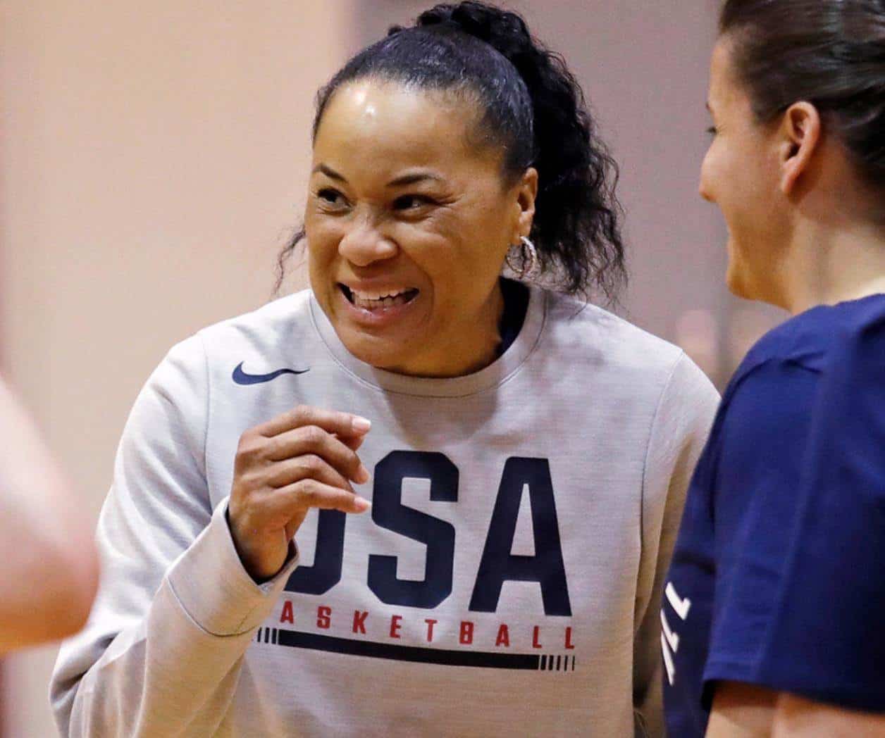 Generación pionera de mujeres entra al Salón de la Fama del Basquetbol