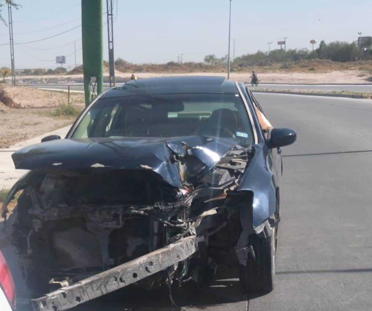 Conductor pierde el control y deja auto impactado en poste