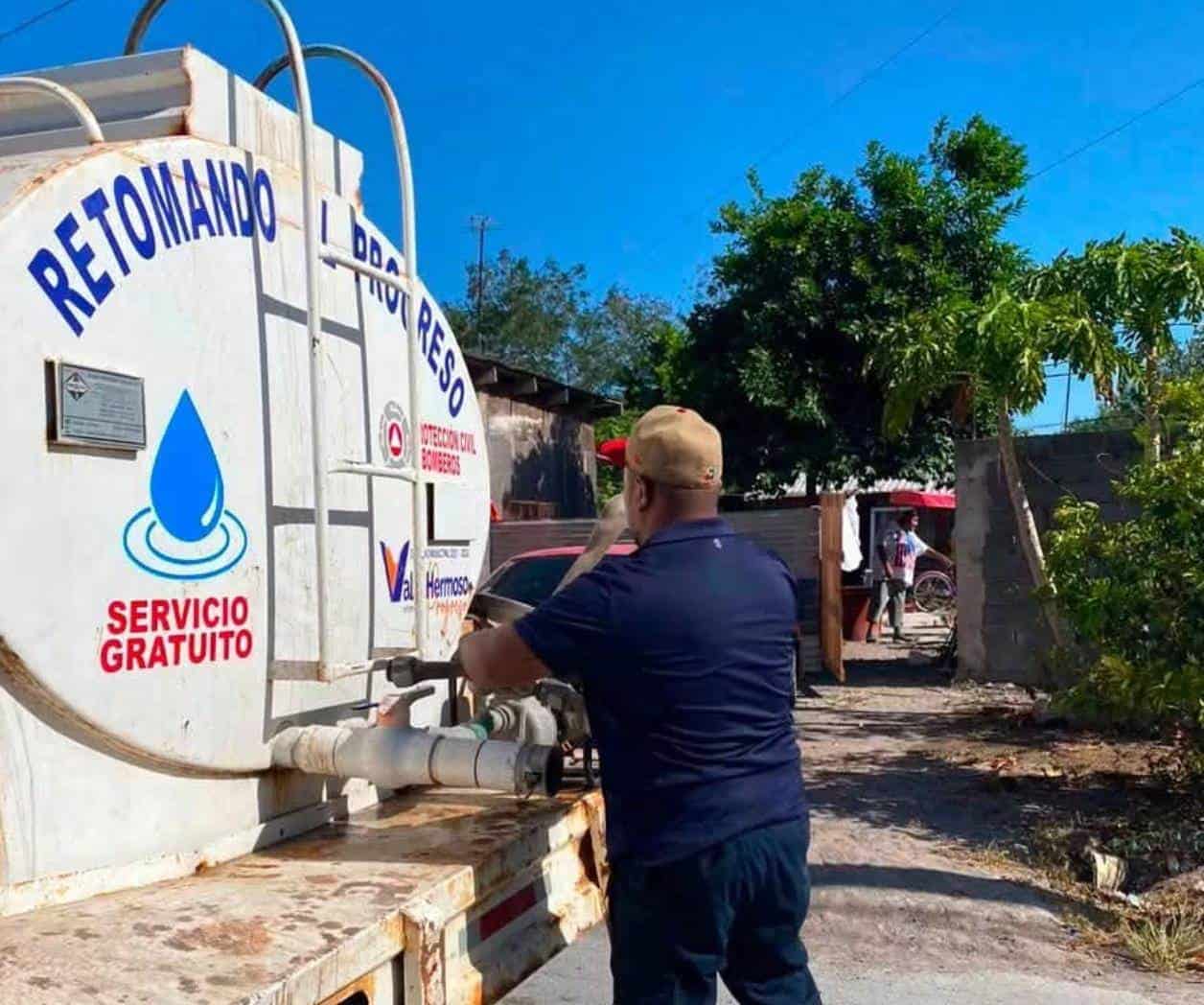 Apoyan Bomberos  en distribuir agua