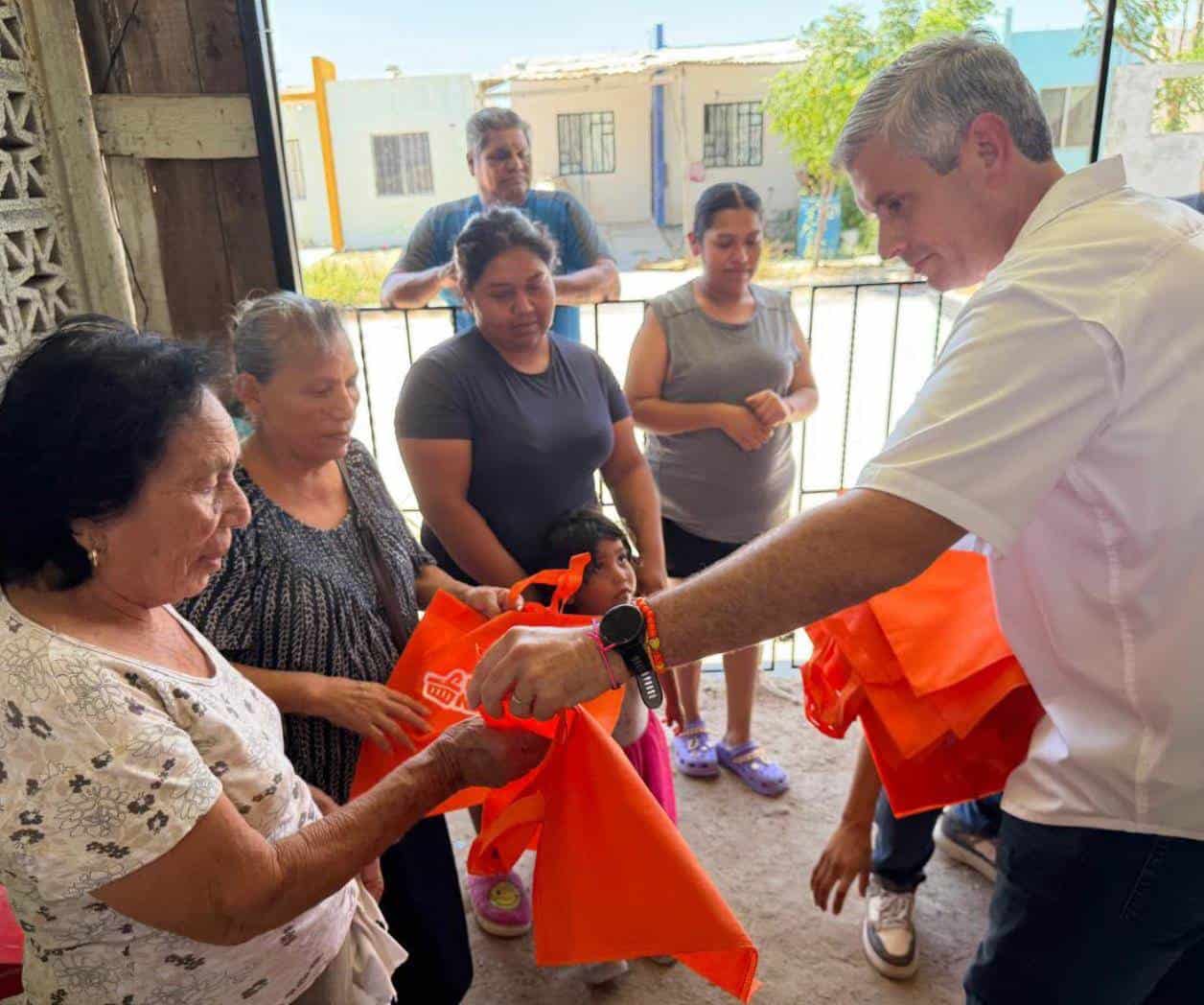 Diputado Zertuche de MC lidera Mercadito Naranja