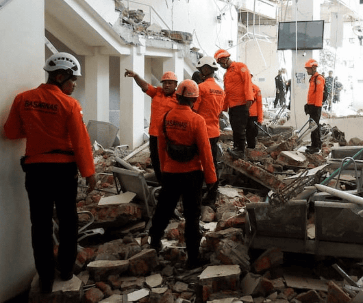 Terremoto en Indonesia causa 38 fallecidos y daños en viviendas