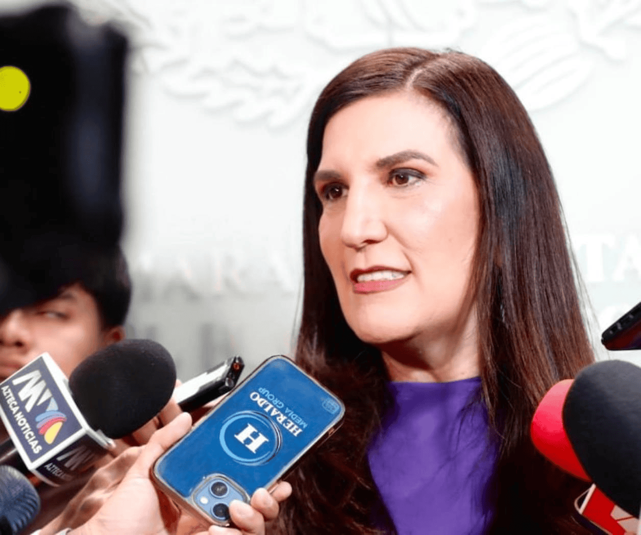 Kenia López Rabadán exige transparencia sobre visa de AMLO