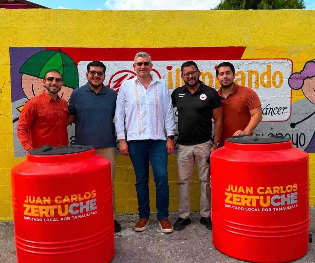 Dan apoyo con tinacos  a Iluminando Corazones