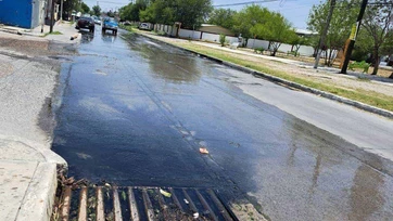 Vecinos, entre aguas negras y malos olores