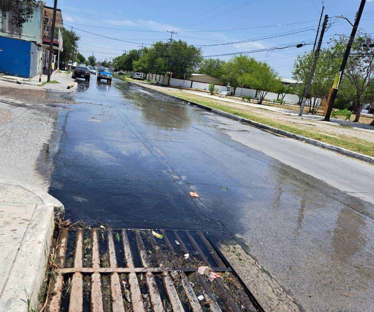 Vecinos, entre aguas negras y malos olores