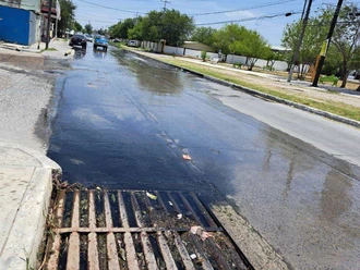 Vecinos, entre aguas negras y malos olores