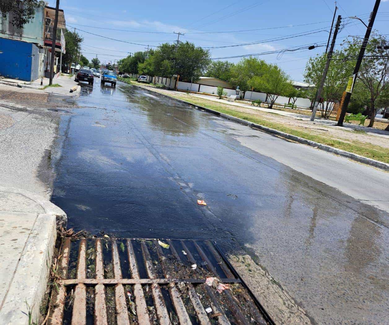 Vecinos, entre aguas negras y malos olores
