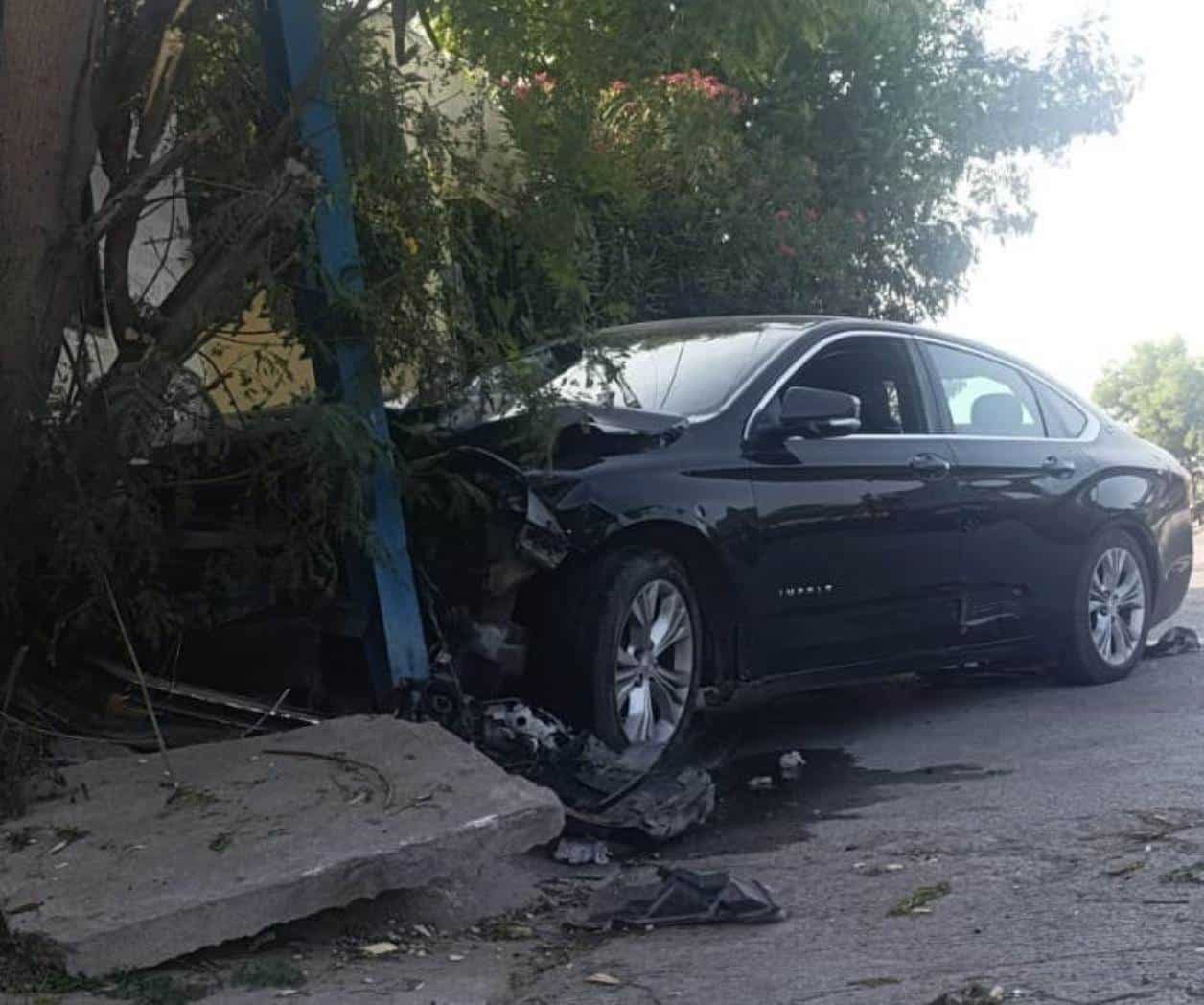 Abandona el auto tras impactar contra poste