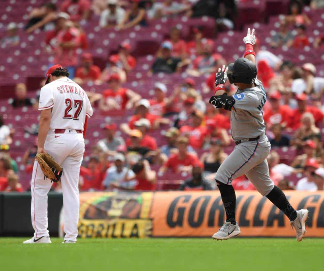 Hernández y Sanoja conectan jonrones en triunfo de Marlins 7-1 sobre Rojos