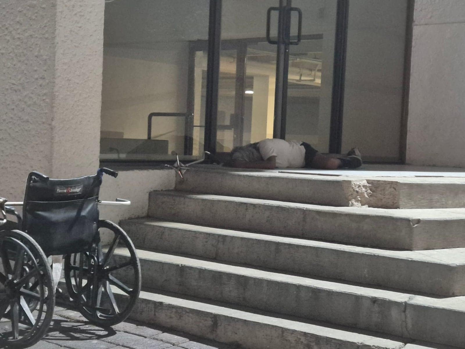 Pernocta en intemperie abuelito discapacitado