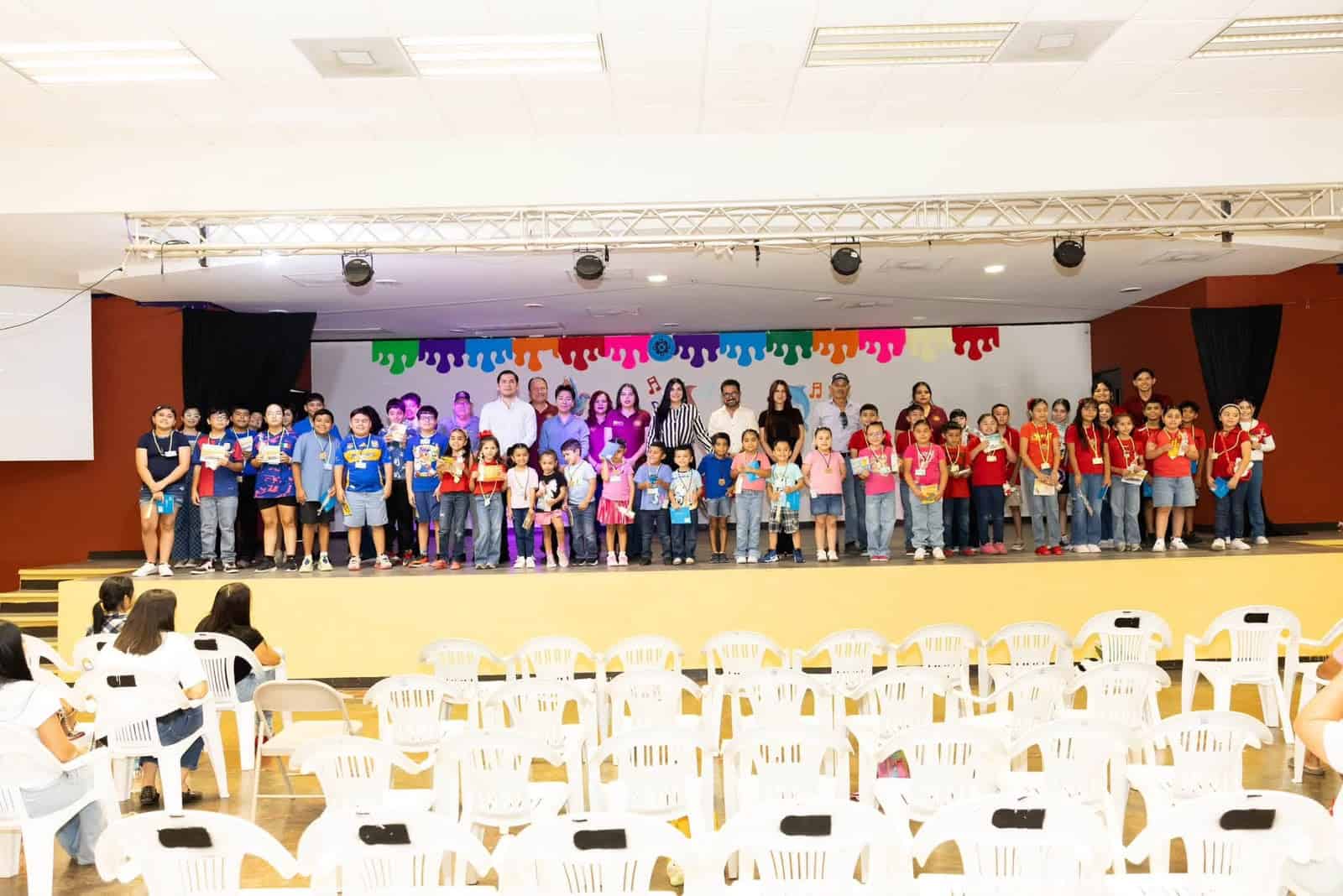 Entrega alcaldesa medallas en campamento de verano