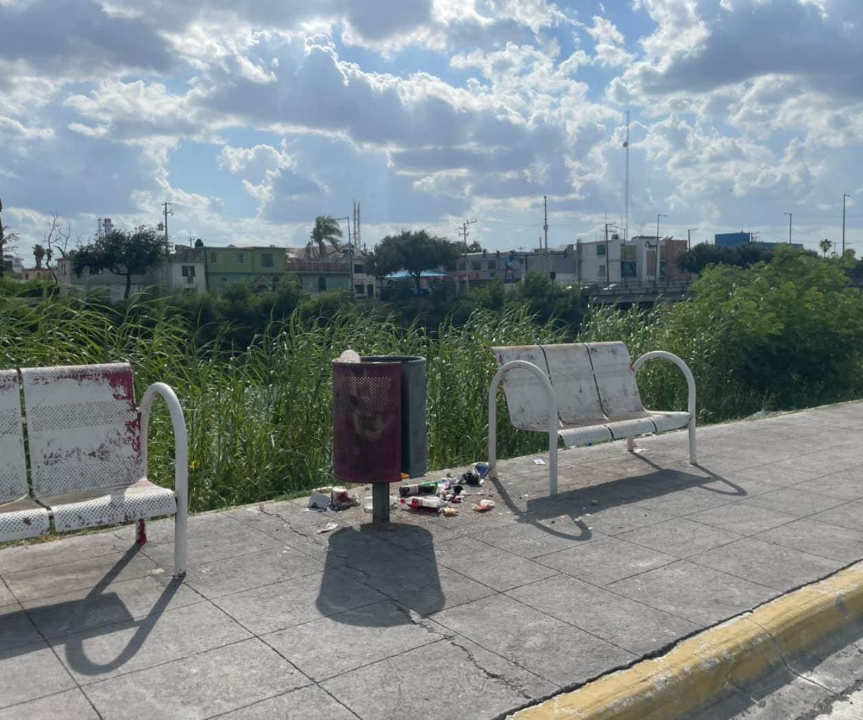 Pega abandono a camino lateral del Anzaldúas