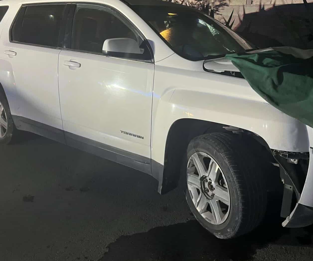 Automovilista se fuga tras impactar un árbol