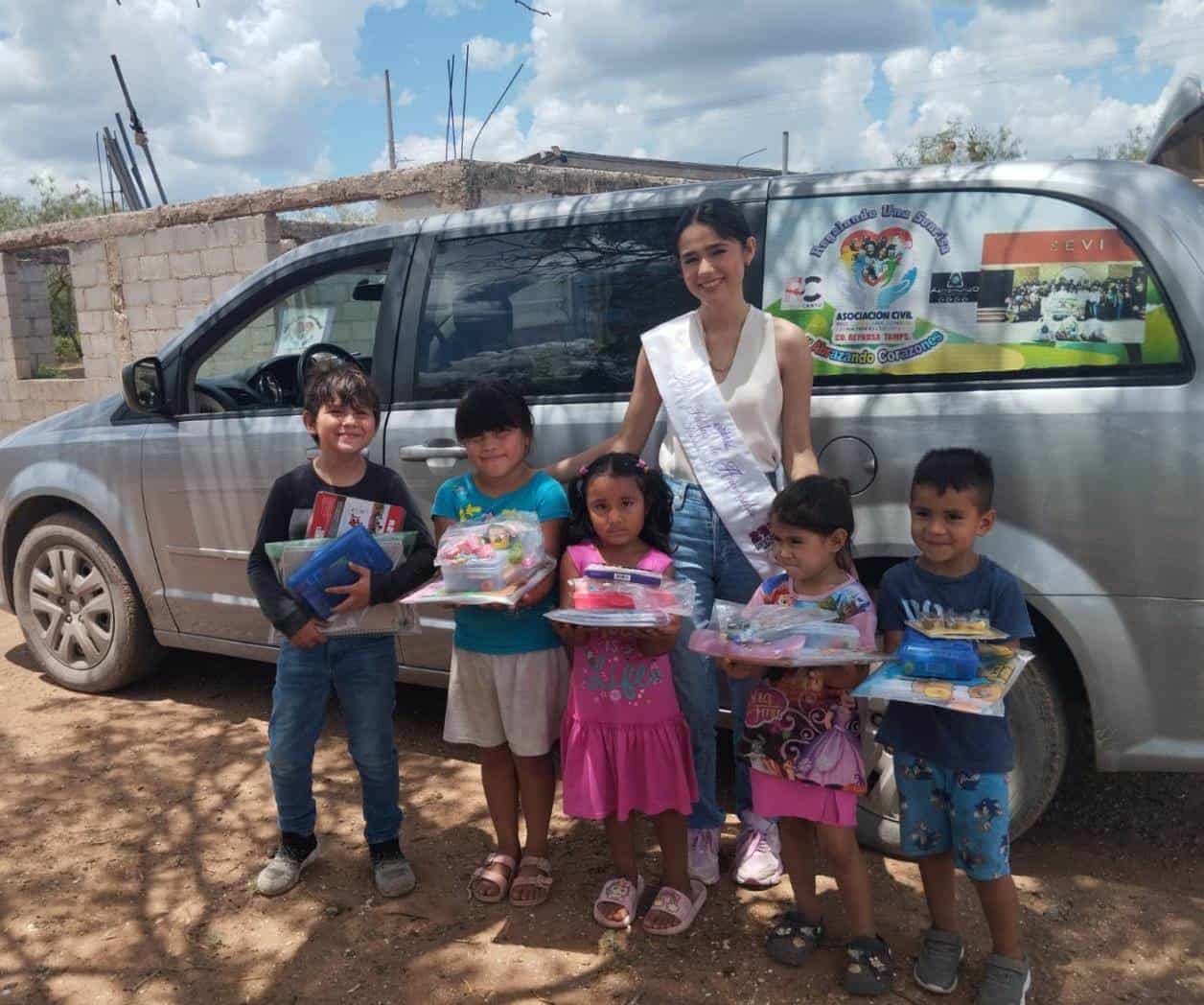 Regalan sonrisas y útiles escolares