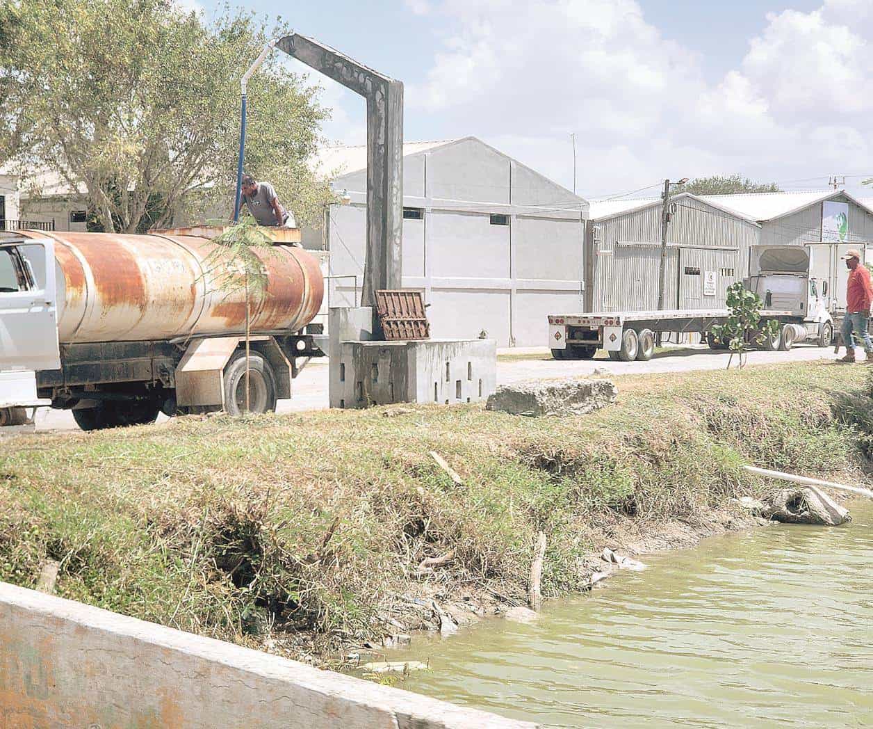 Investigan el origen de olores en el agua