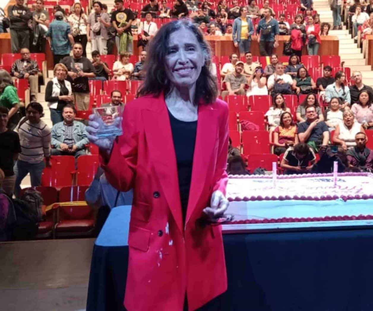 Homenajeada en su teatro