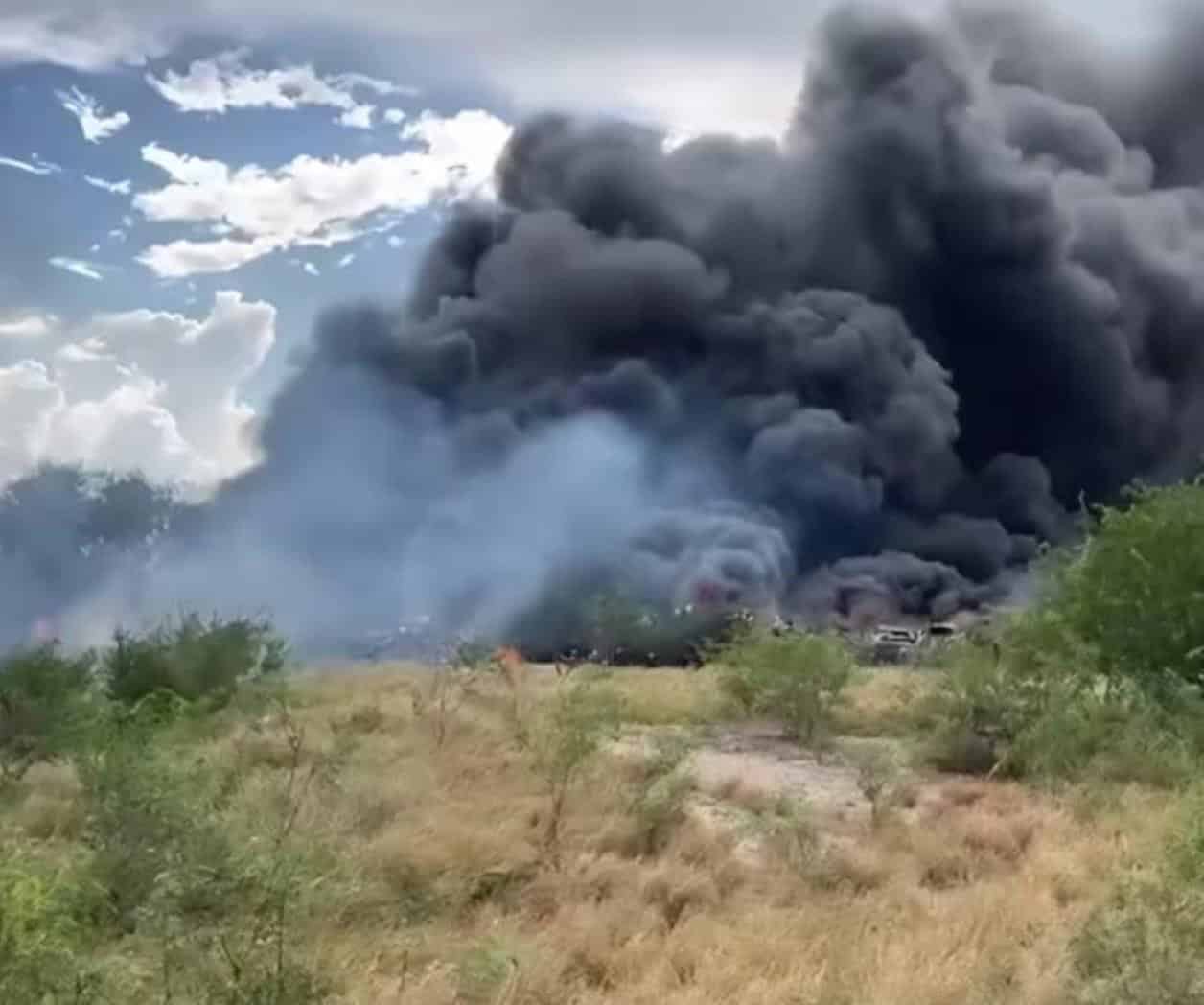 Se registra incendio en predio junto a corralón en Reynosa
