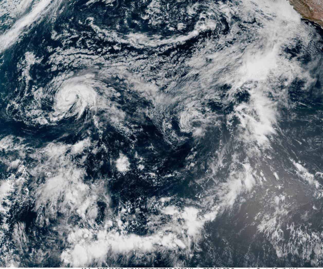 Lala se degrada a tormenta tropical y provoca fuertes lluvias y vientos en las islas hawaianas