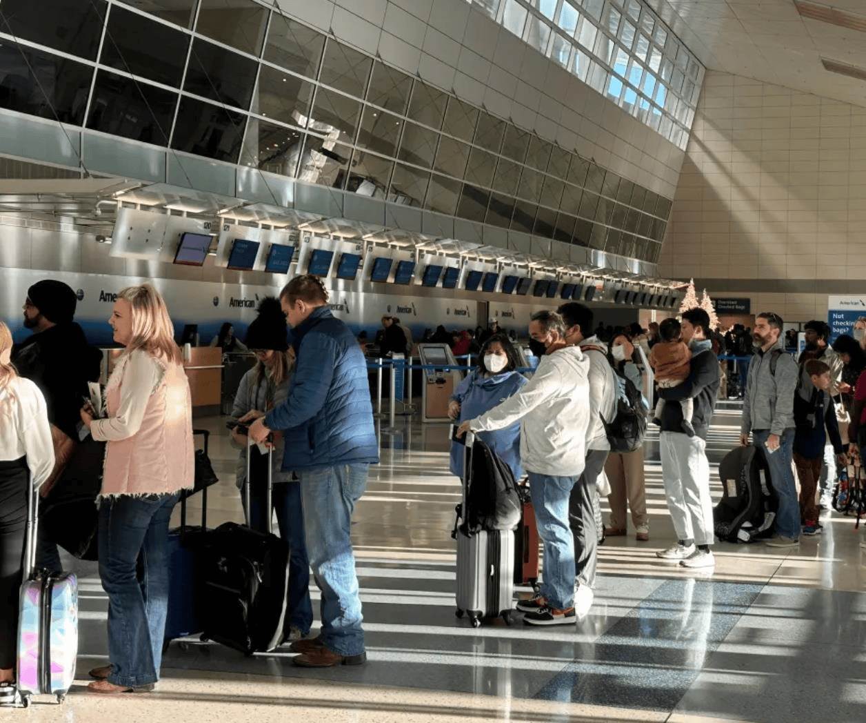 Amenaza Abbott recortar  los fondos de aeropuertos