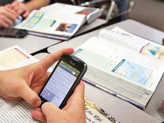 Consultarán a maestros sobre celular en escuelas: Sheinbaum