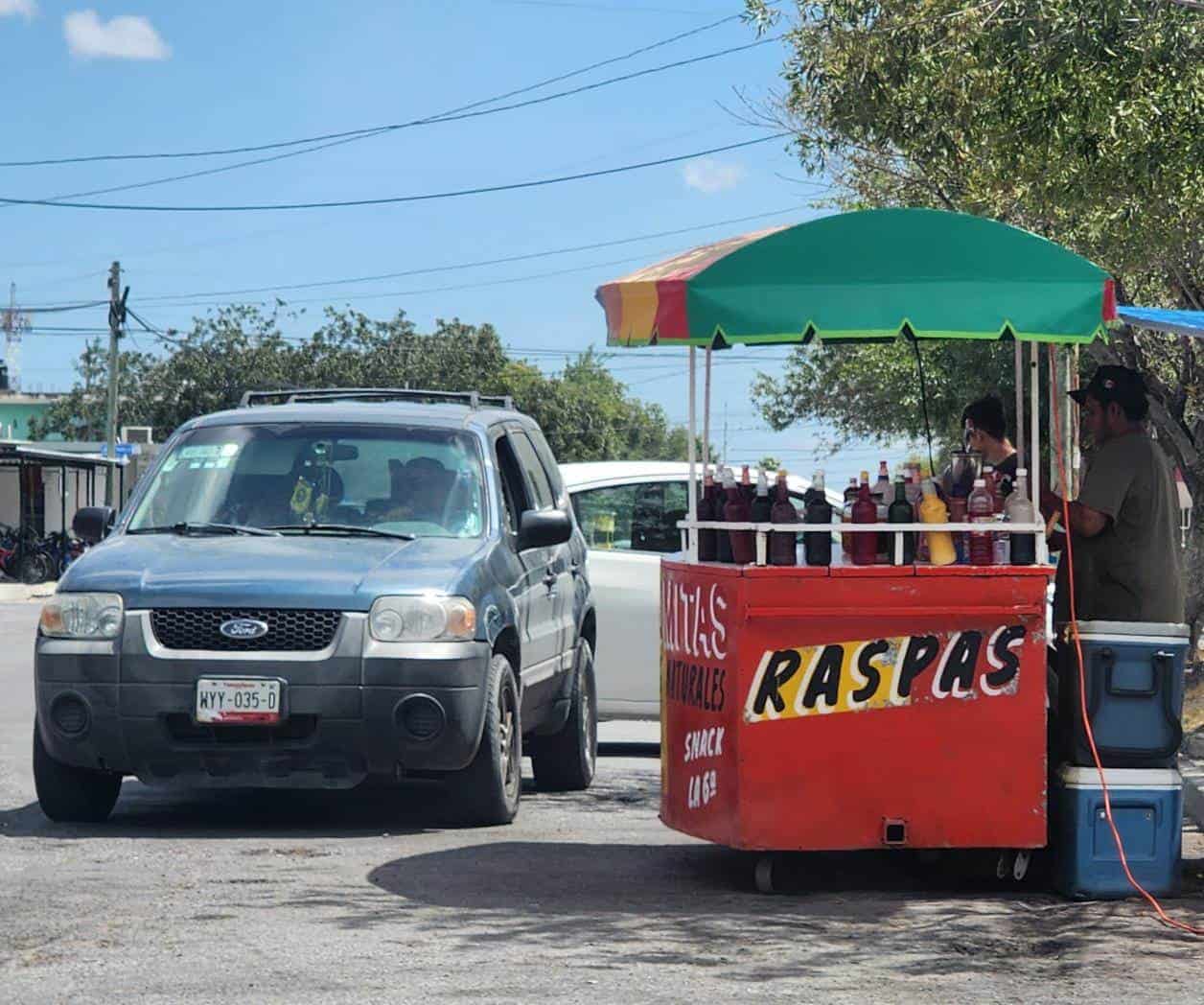 Aumentan ventas ambulantes de raspados y bolis por calor