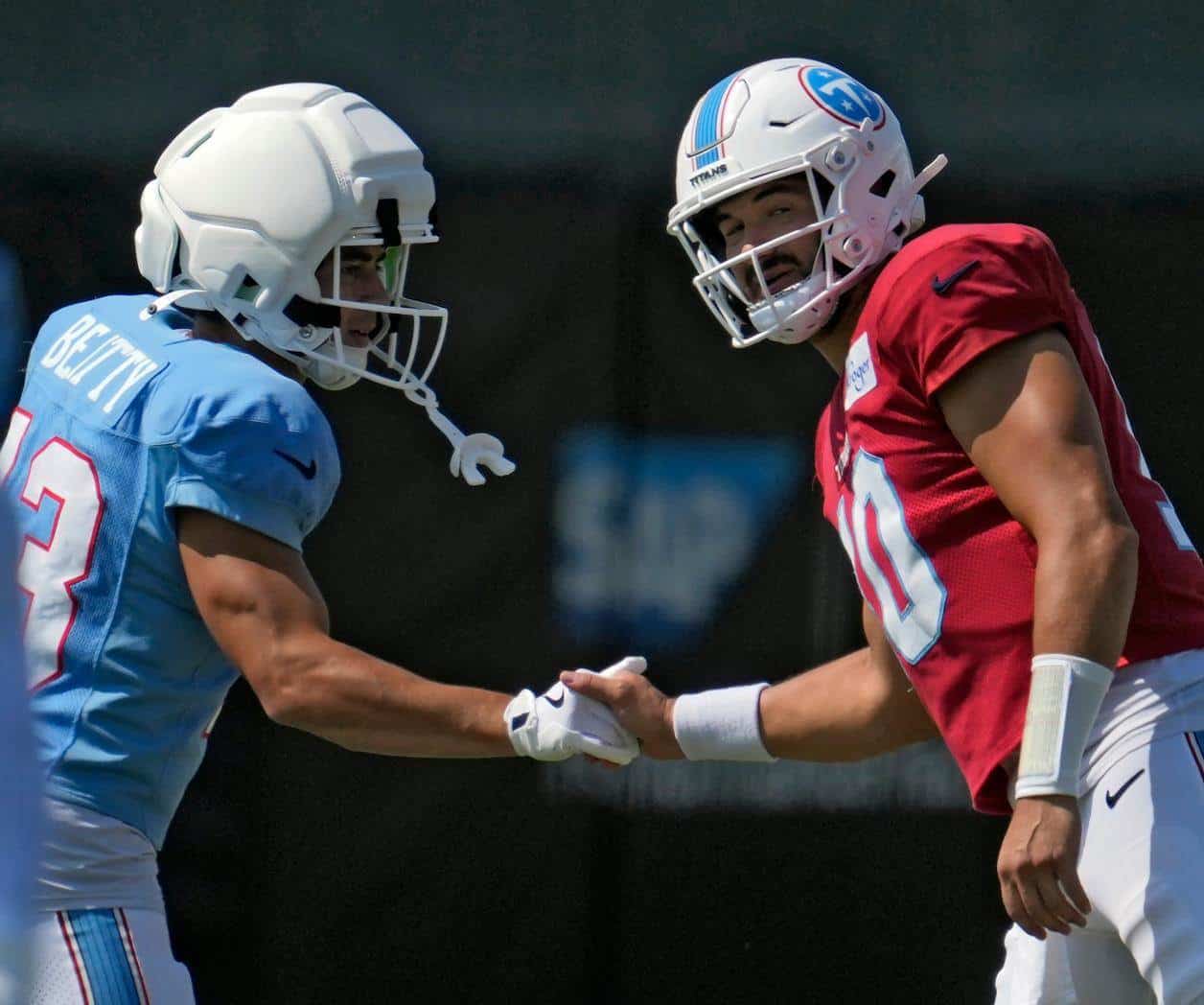 Sale Trubisky del entrenamiento con dolor en bíceps