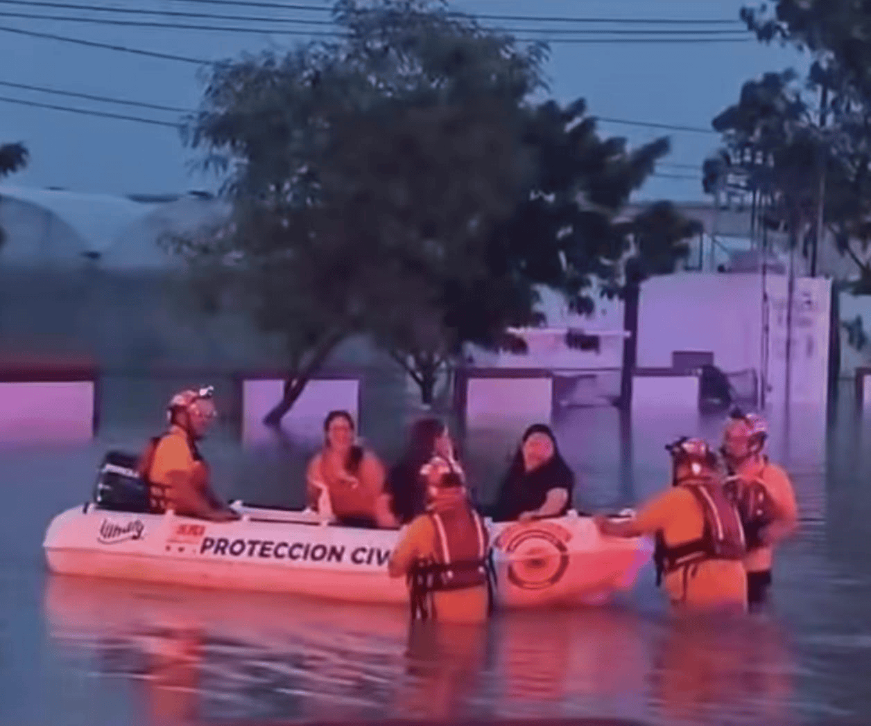 Inundaciones por lluvias dejan más de 45personas atrapadas en Sinaloa