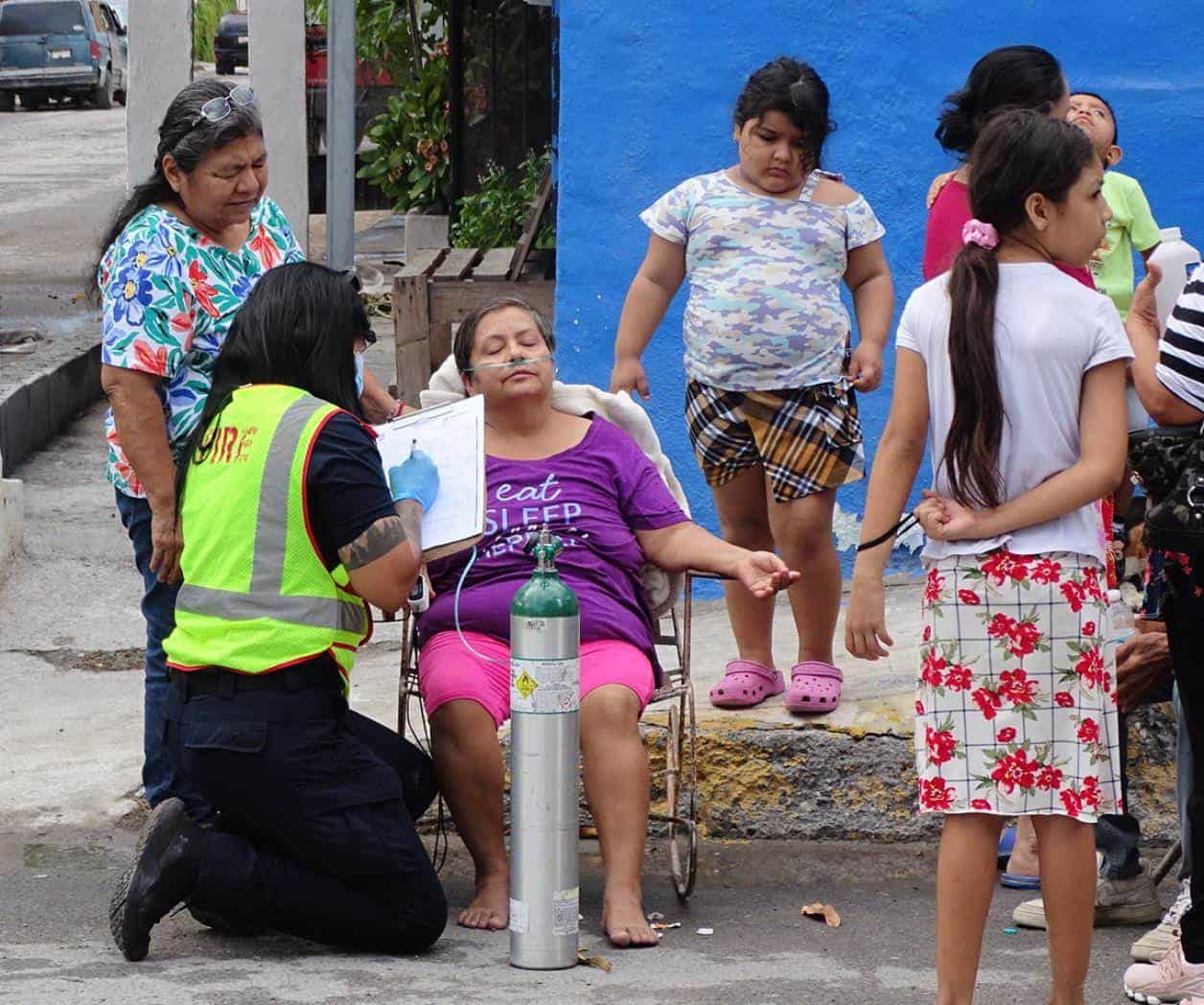 Auxilian a una mujer intoxicada en incendio