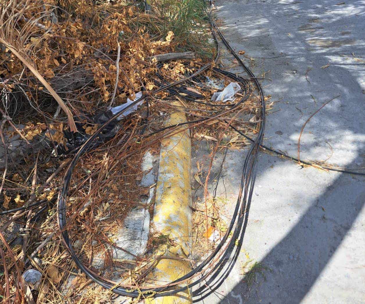 Alertan por cables tirados en la calle