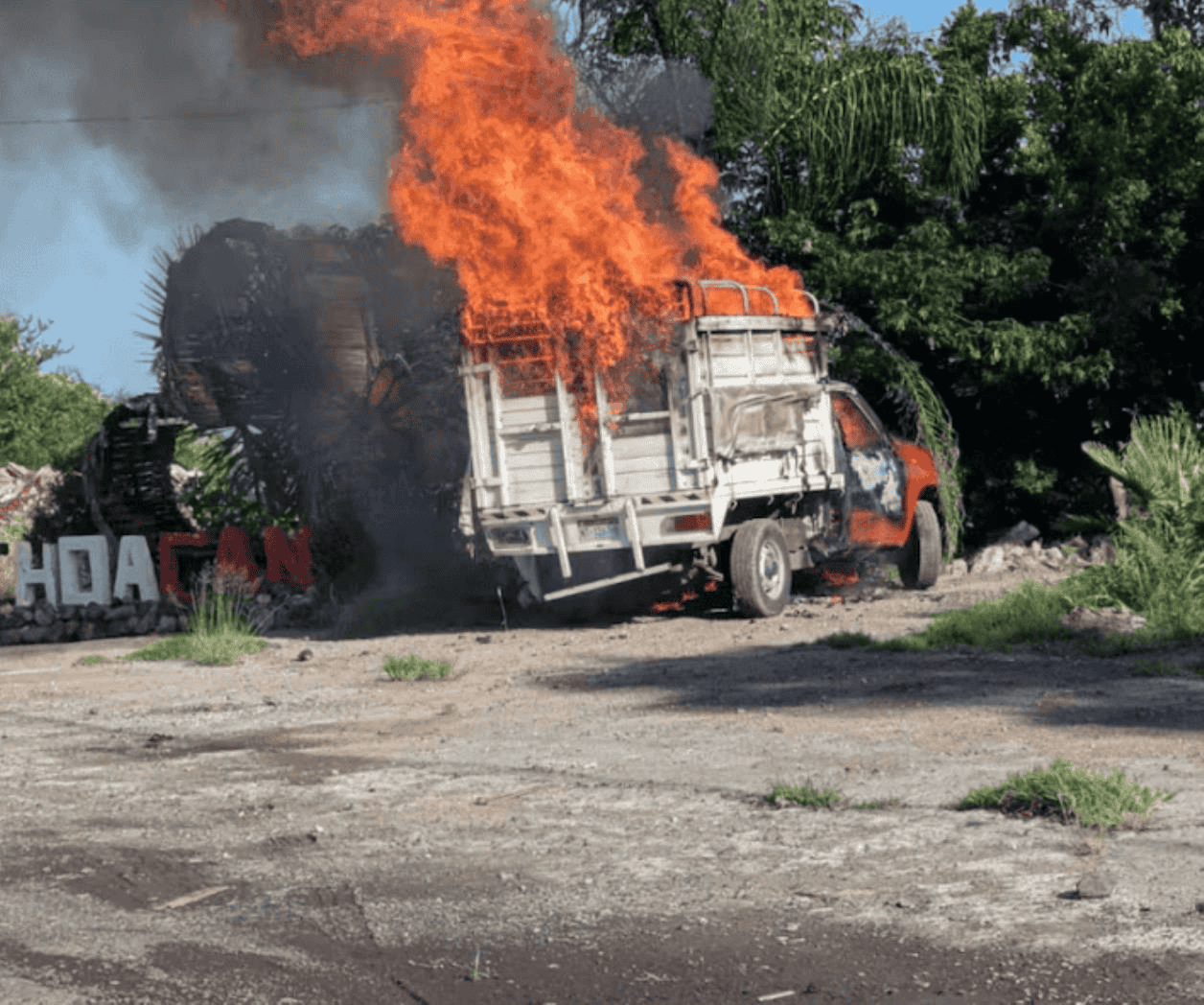 Reportan bloqueos y quema de vehículos en Michoacán