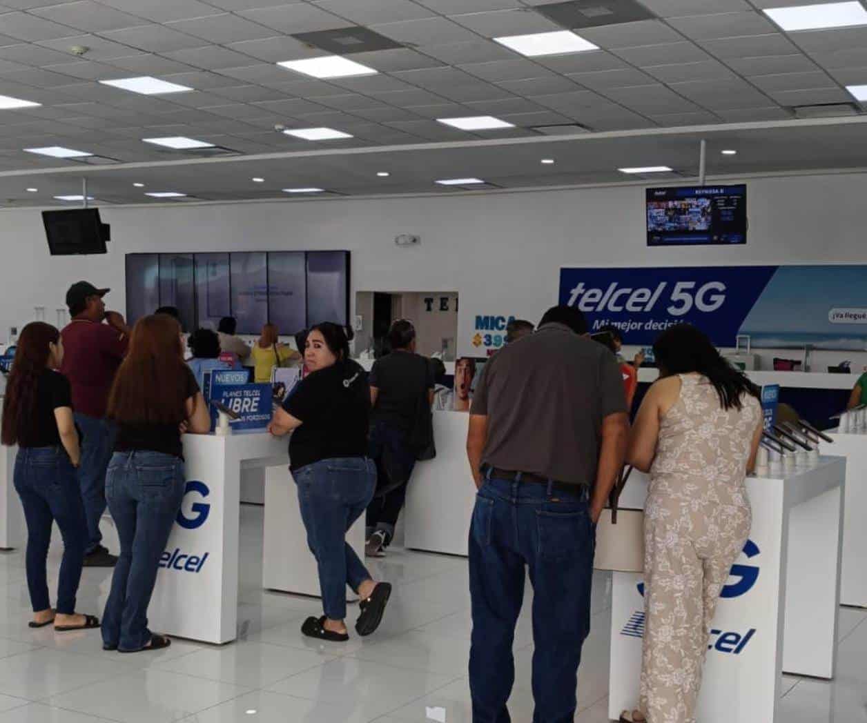 Largas filas en telefónicas por suspensión de líneas en Reynosa