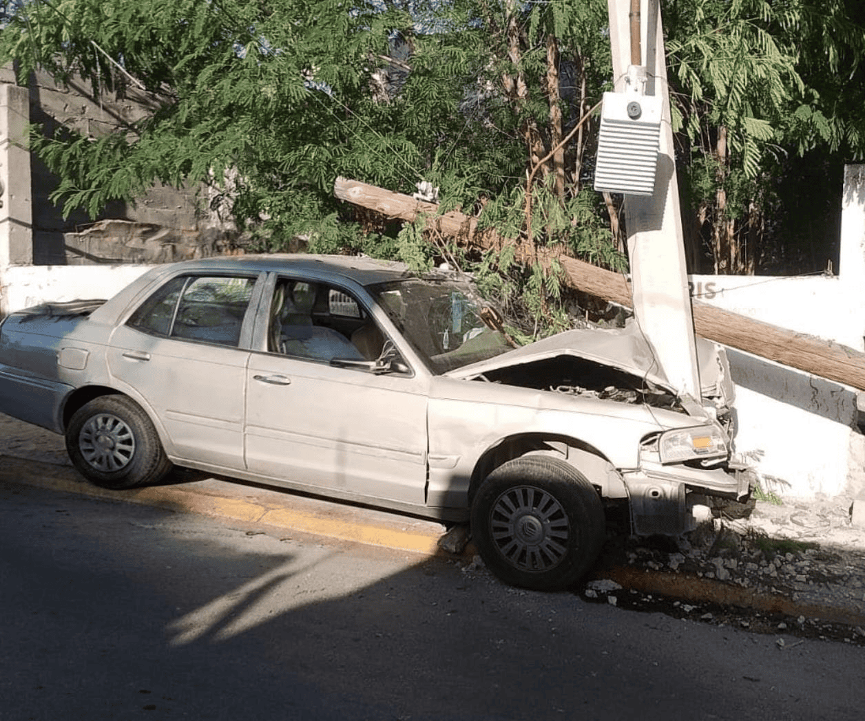 Fallece abuelito tras choque contra poste