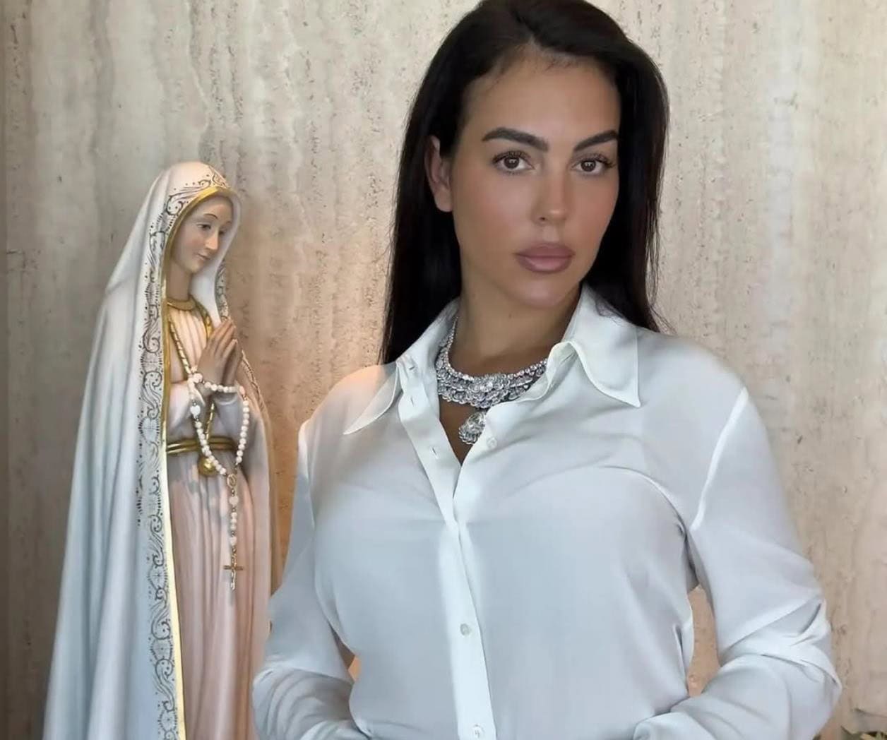 Sorprendió en su boda  al lucir un collar Chopard