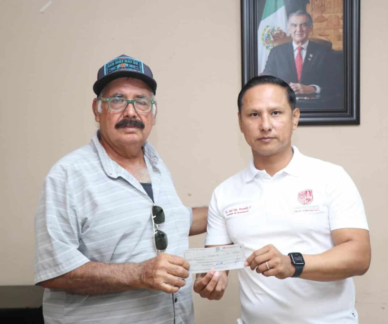 Entrega Gobierno Municipal apoyo bomba sumergible