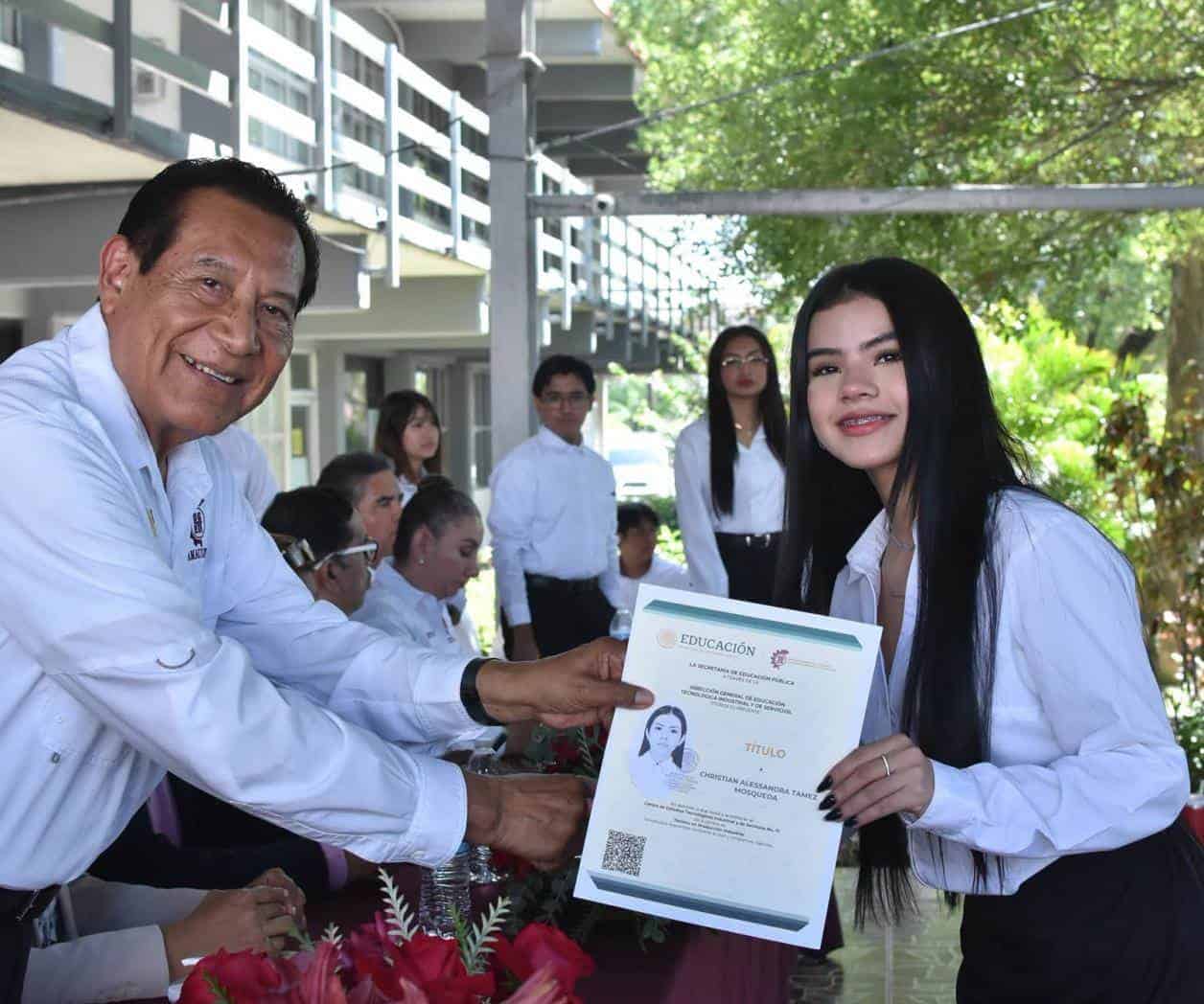 CETIS 71 Reynosa premia a jóvenes con títulos técnicos