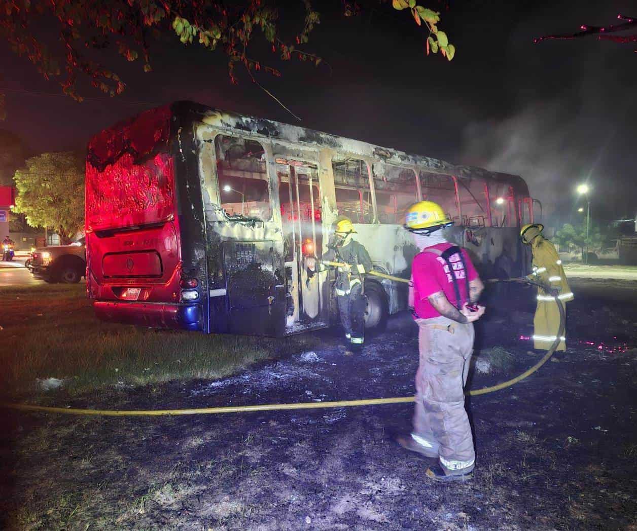 Incendio consume autobús