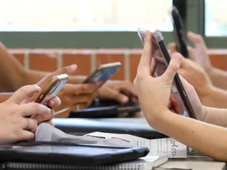 Analizan prohibir el uso de celulares en escuelas