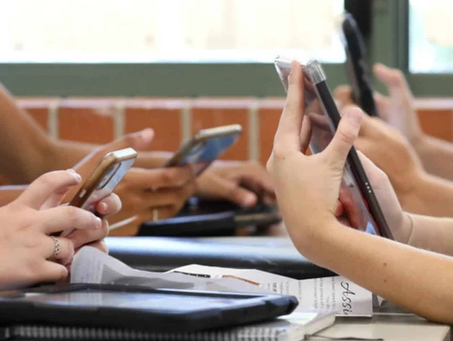 Analizan prohibir el uso de celulares en escuelas