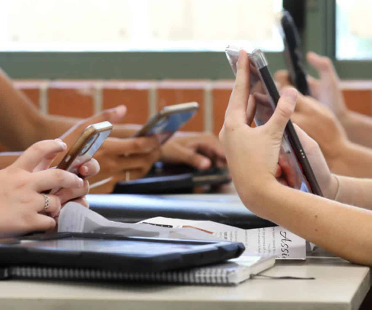 Analizan prohibir el uso de celulares en escuelas