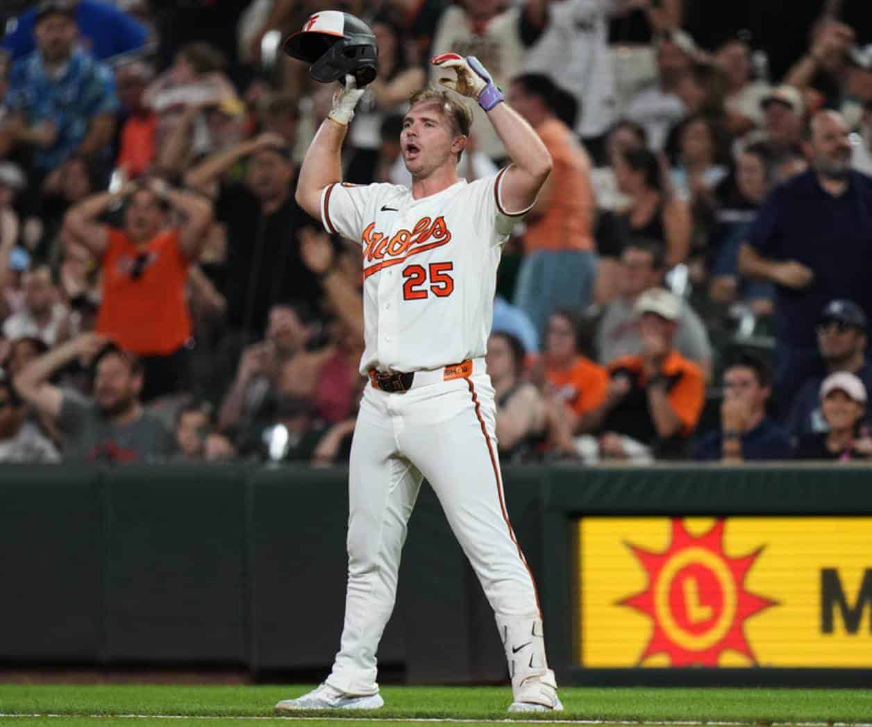 Un foul polémico frena a Pete Alonso y los Yankees golpean en la octava para vencer 5-3 a Orioles