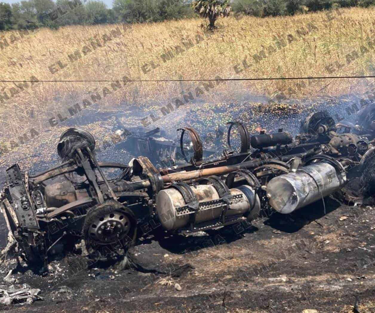 Trailero muere calcinado al volcar su unidad e incendiarse