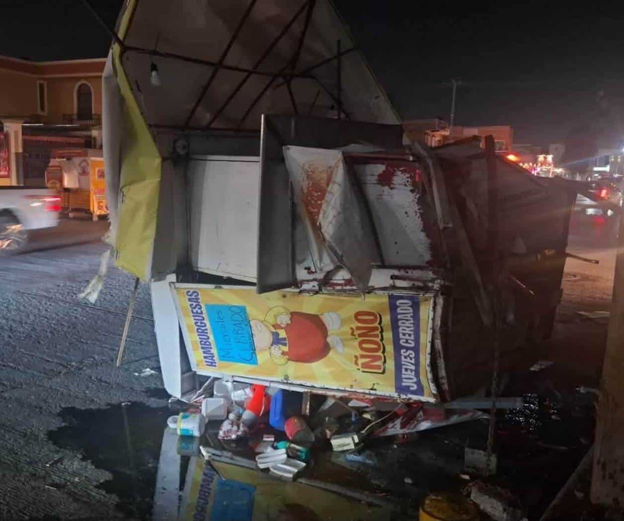 Destroza automóvil negocio de comidas