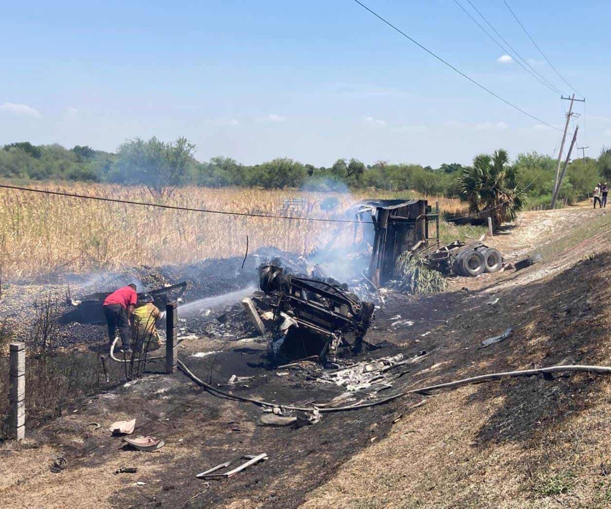 Trailero muere calcinado tras volcadura en carretera de Tamaulipas