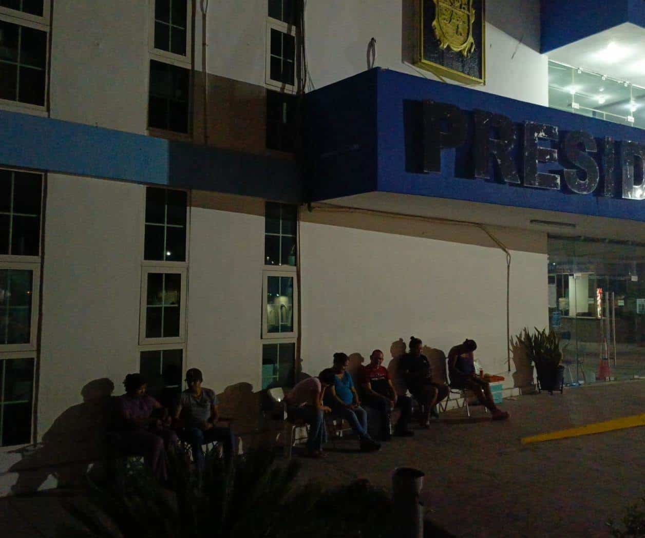 Acampan en Río Bravo esperando ficha del SAT
