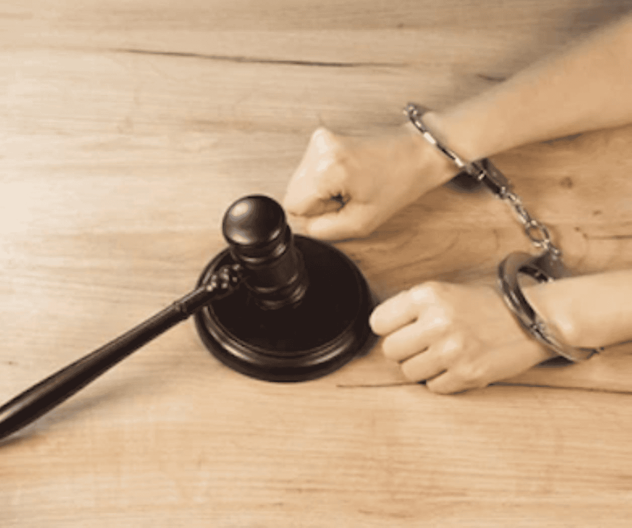 Acusan a 2 hombres por estafa a mujer del Valle