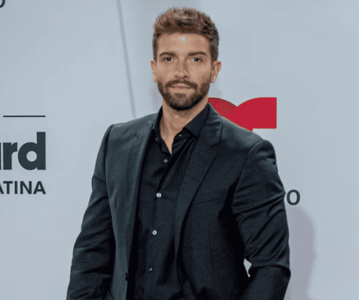 Pablo Alborán cancela concierto, es diagnosticado con neumonía grave
